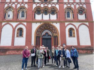 Le groupe devant l’église de Limburg